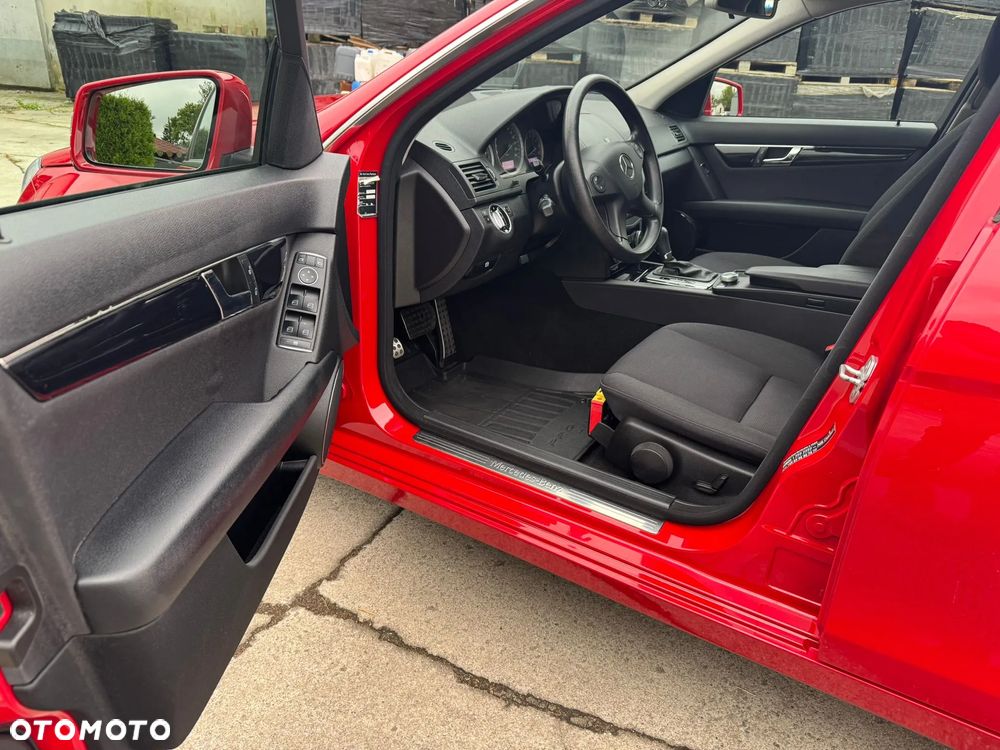 Mercedes-Benz Klasa C 180 T CGI Automatik BlueEFFICIENCY - 16