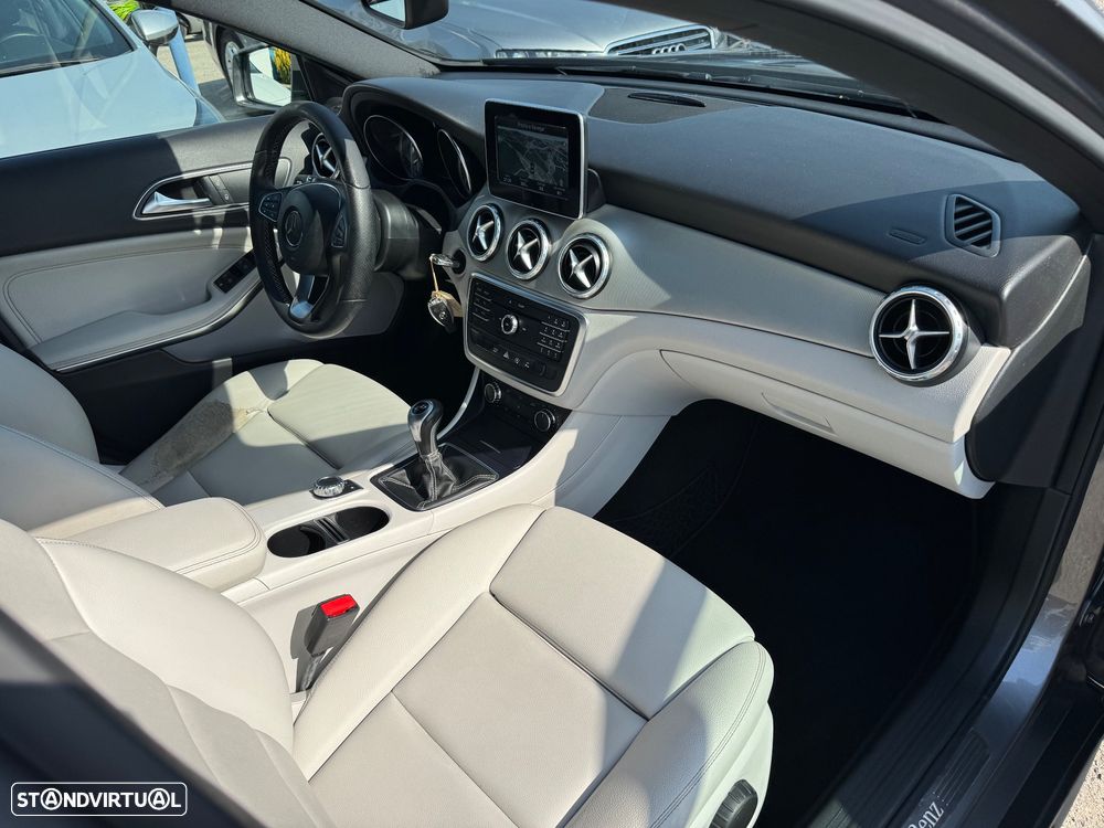 Mercedes-Benz GLA 180 d Urban - 38