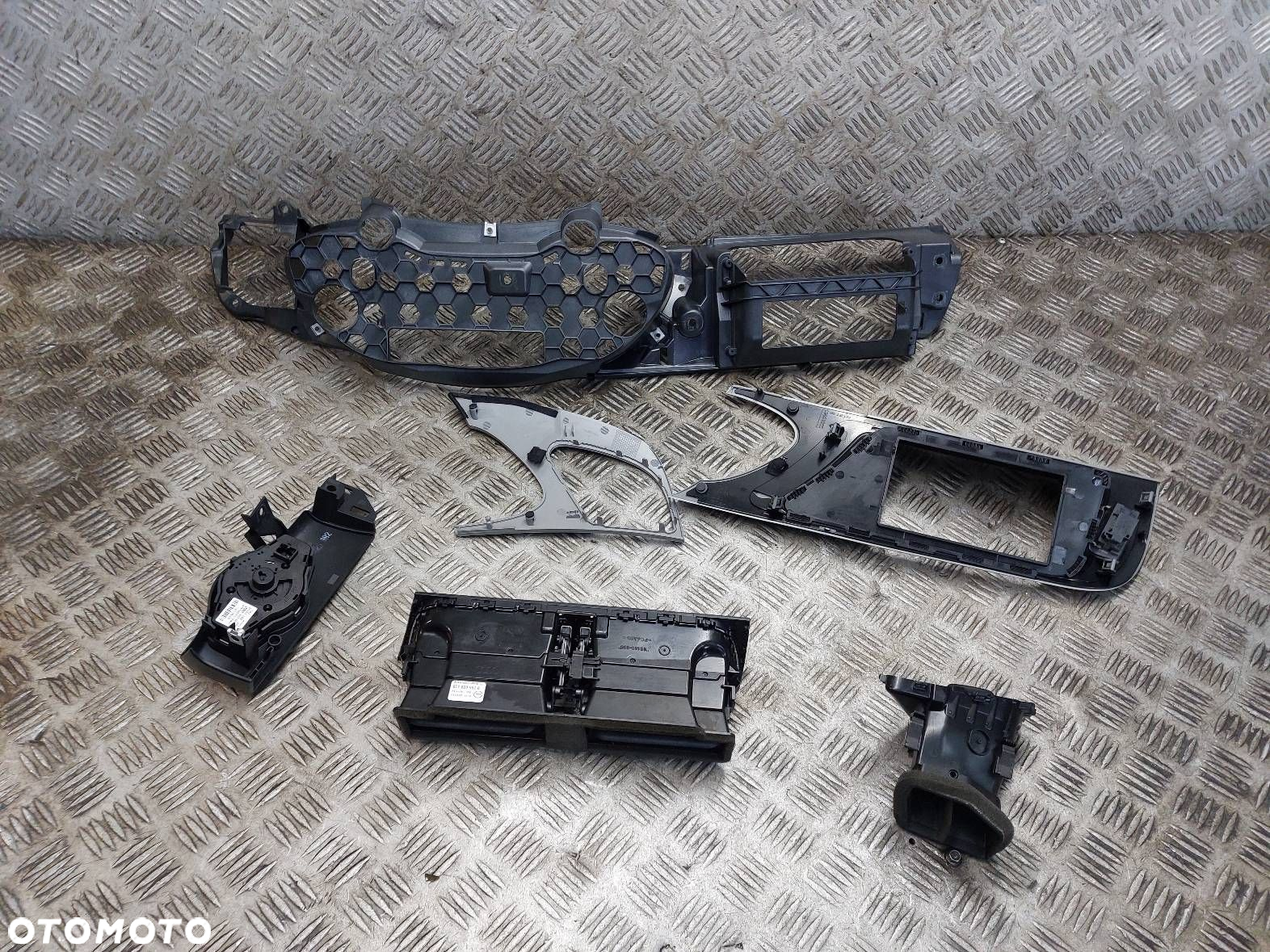 KRATKA NAWIEWU ŚRODKOWA LEWA RAMKA PRZEŁĄCZNIK AUDI A4 B8 8K1820901H - 9