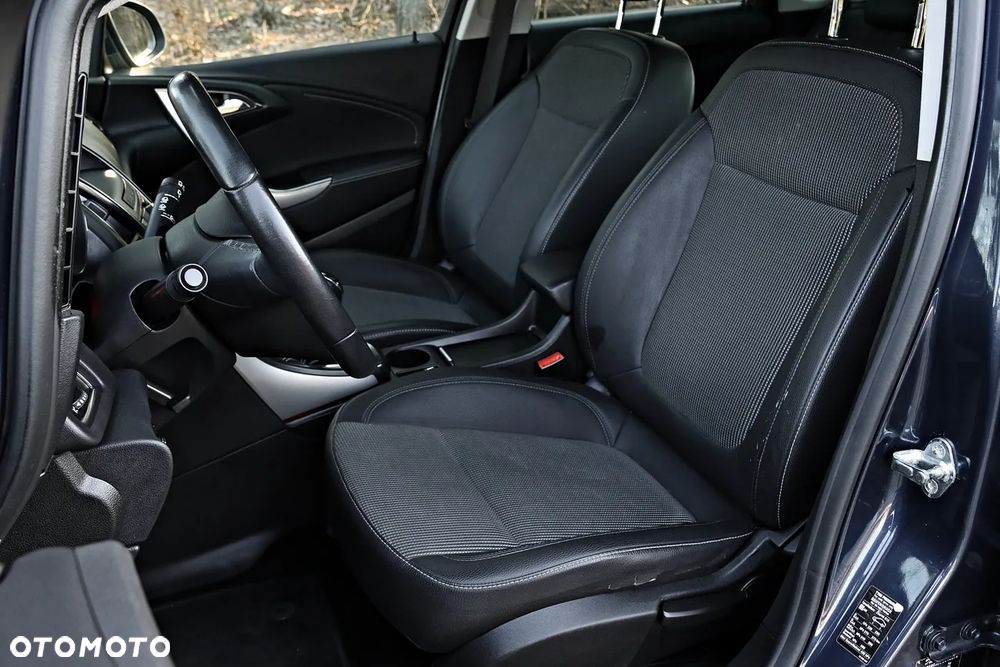Opel Astra 1.6 Turbo - 29