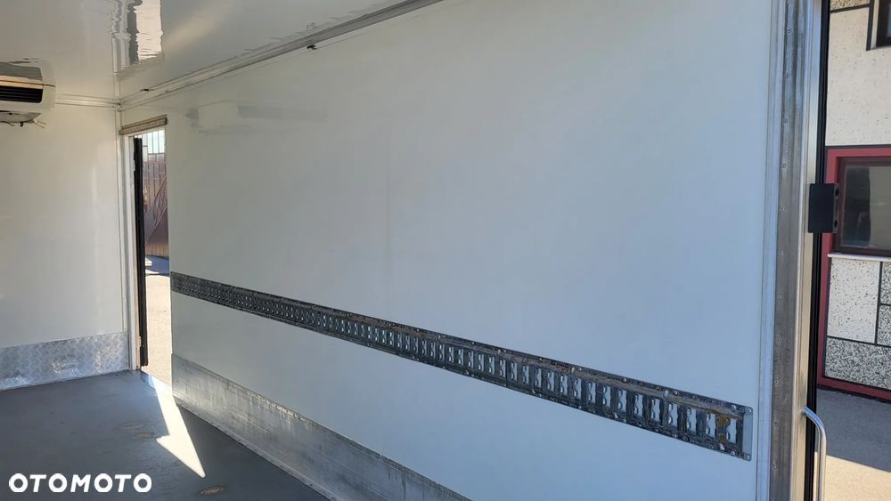 Mitsubishi Canter Fuso /Chłodnia/Mroźnia/kontener/ Izoterma/ Agregat Thermo King 450 e / Winda DHOLLANDIA 1500 KG / Mały przebieg tylko 91 tys Polski Salon ! - 35