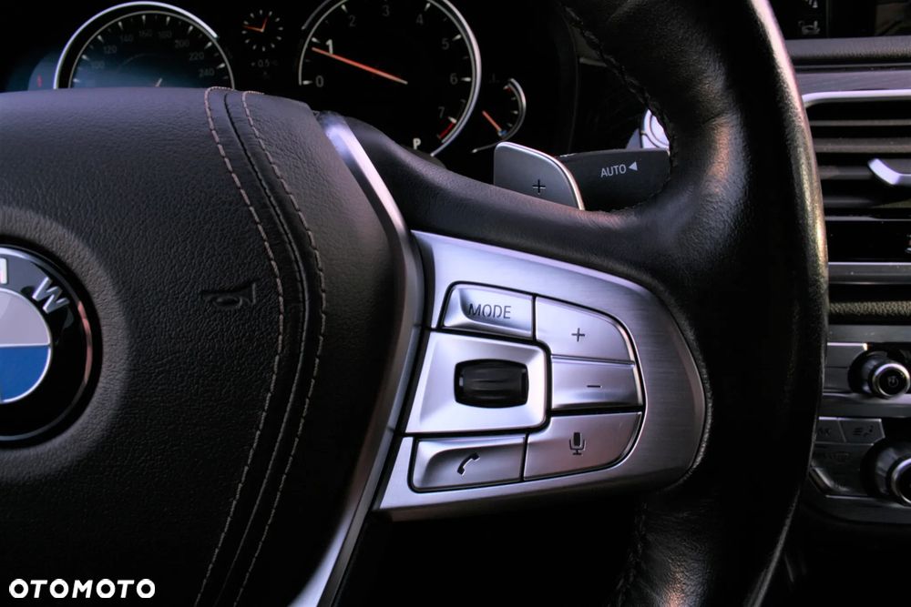 BMW Seria 7 750i xDrive - 16