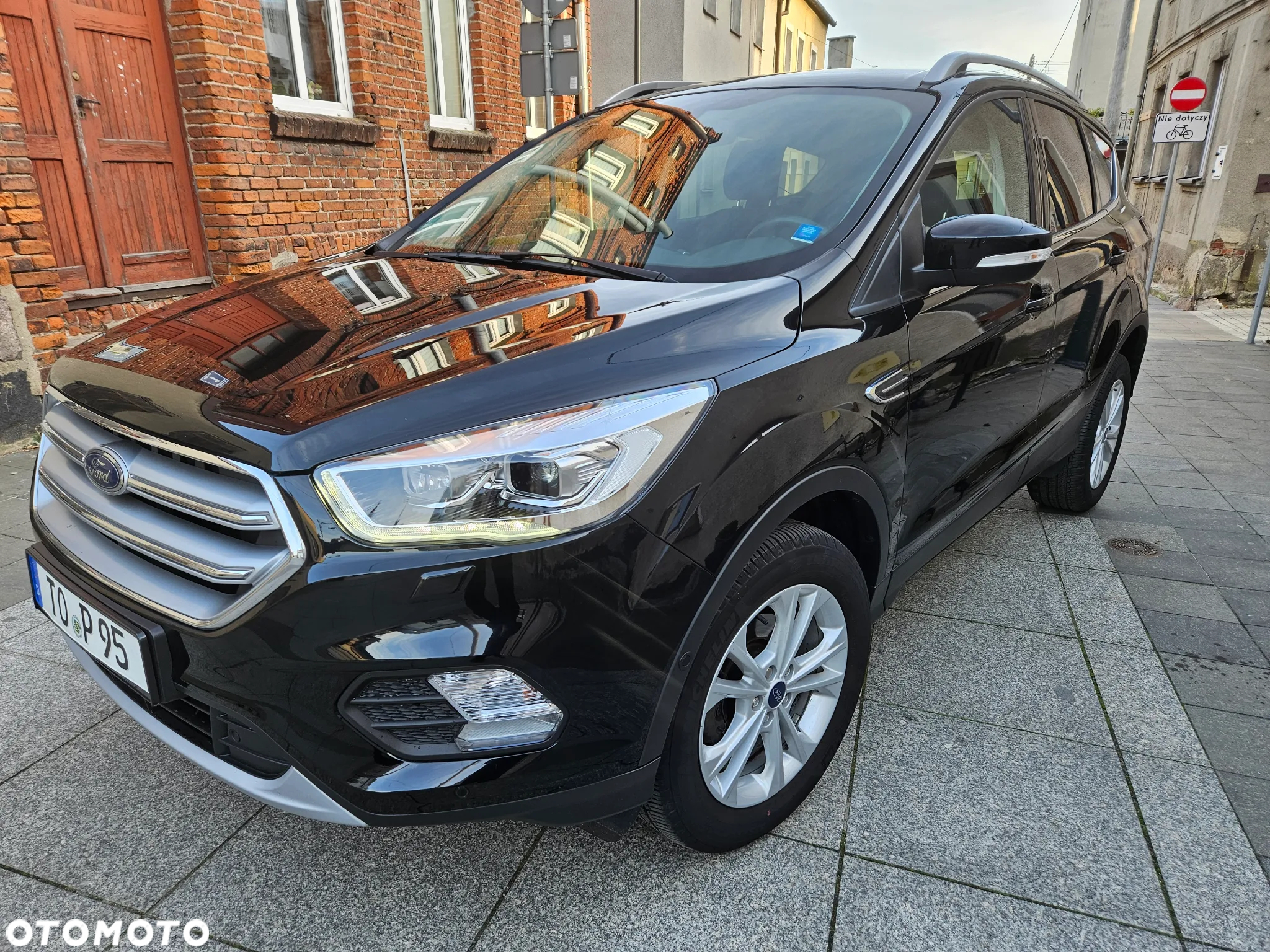 Ford Kuga 1.5 EcoBoost 2x4 Black & Silver - 3