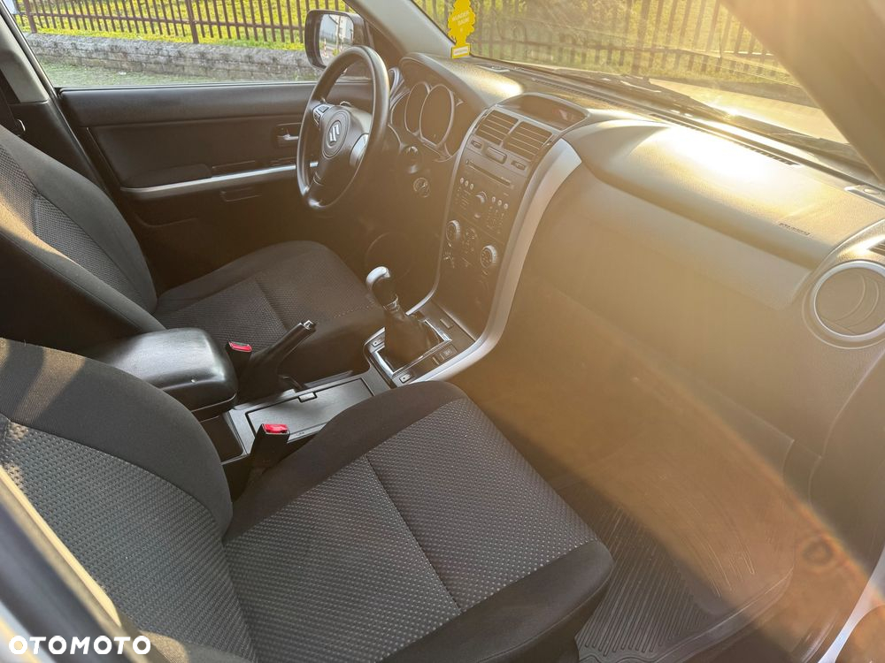 Suzuki Grand Vitara 2.0 - 17