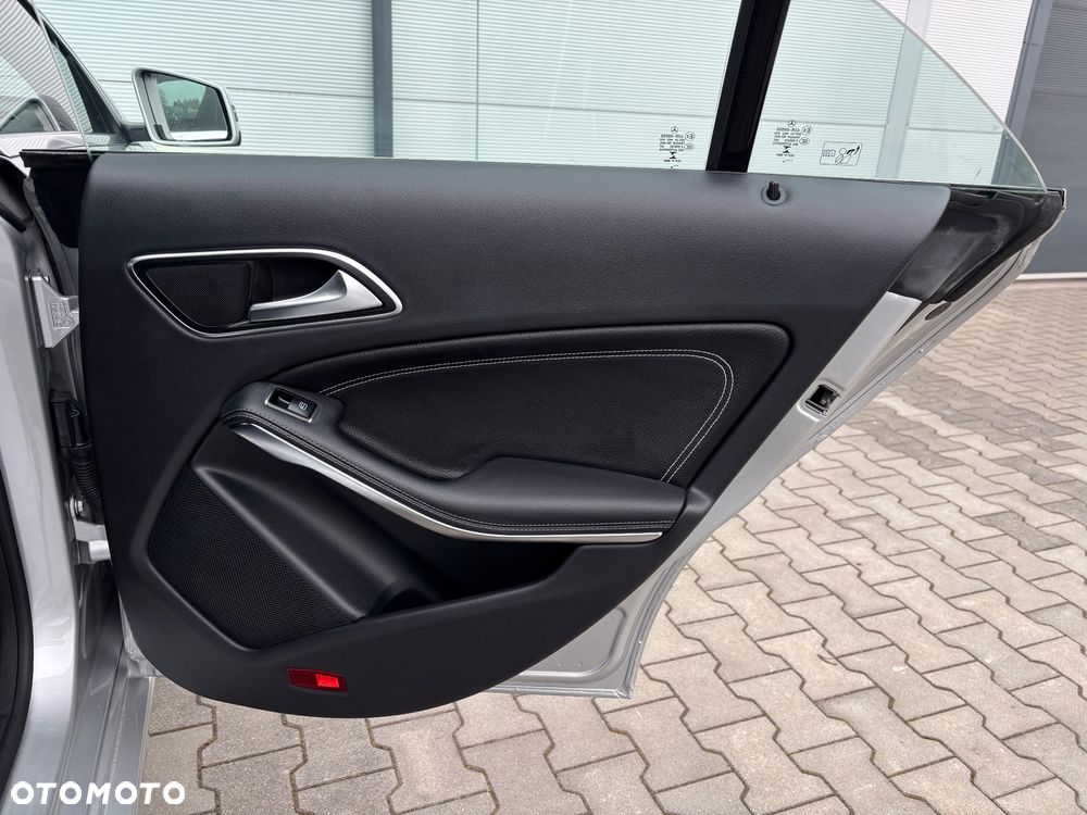 Mercedes-Benz CLA 180 7G-DCT Urban - 34