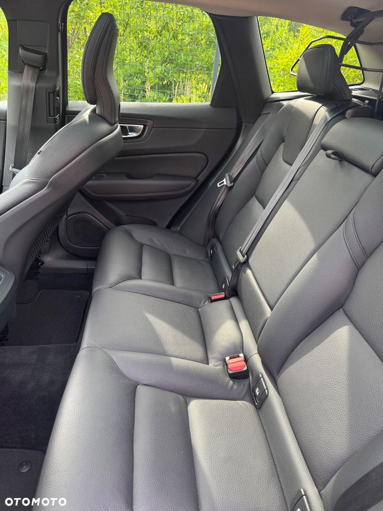 Volvo XC 60 B4 D AWD Plus Dark - 7