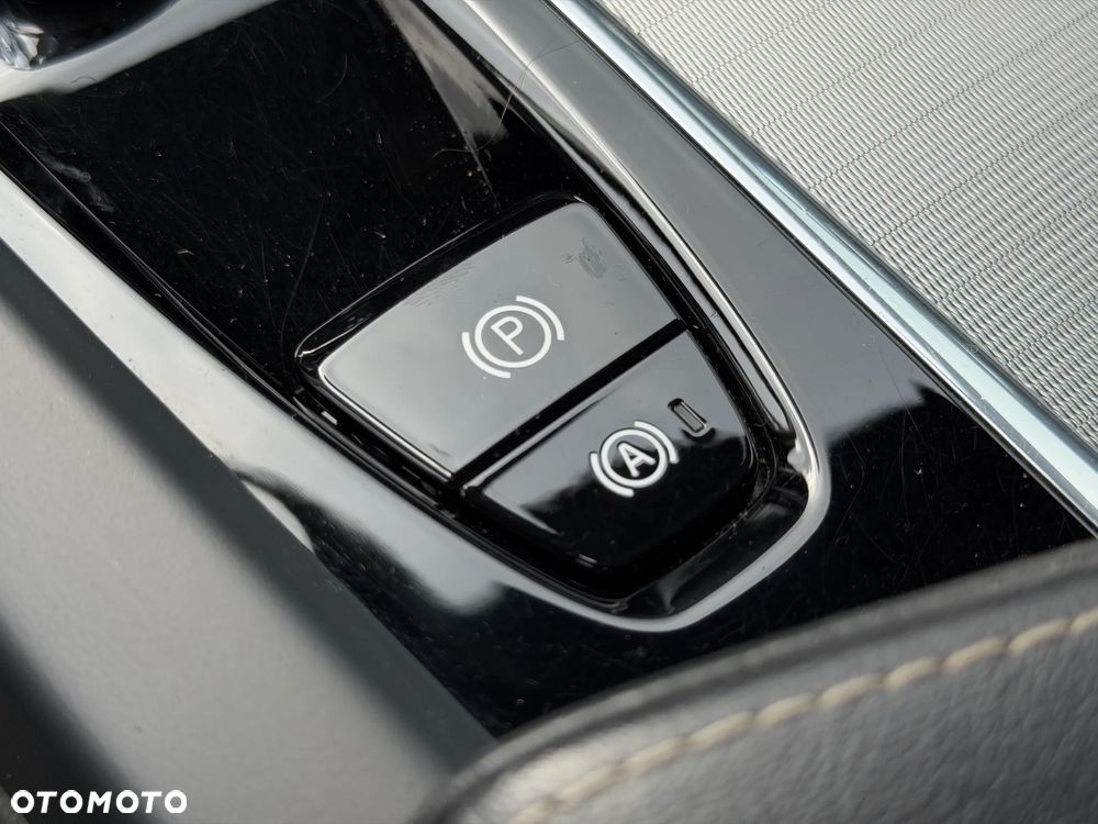Volvo XC 60 B4 D Plus Dark - 25