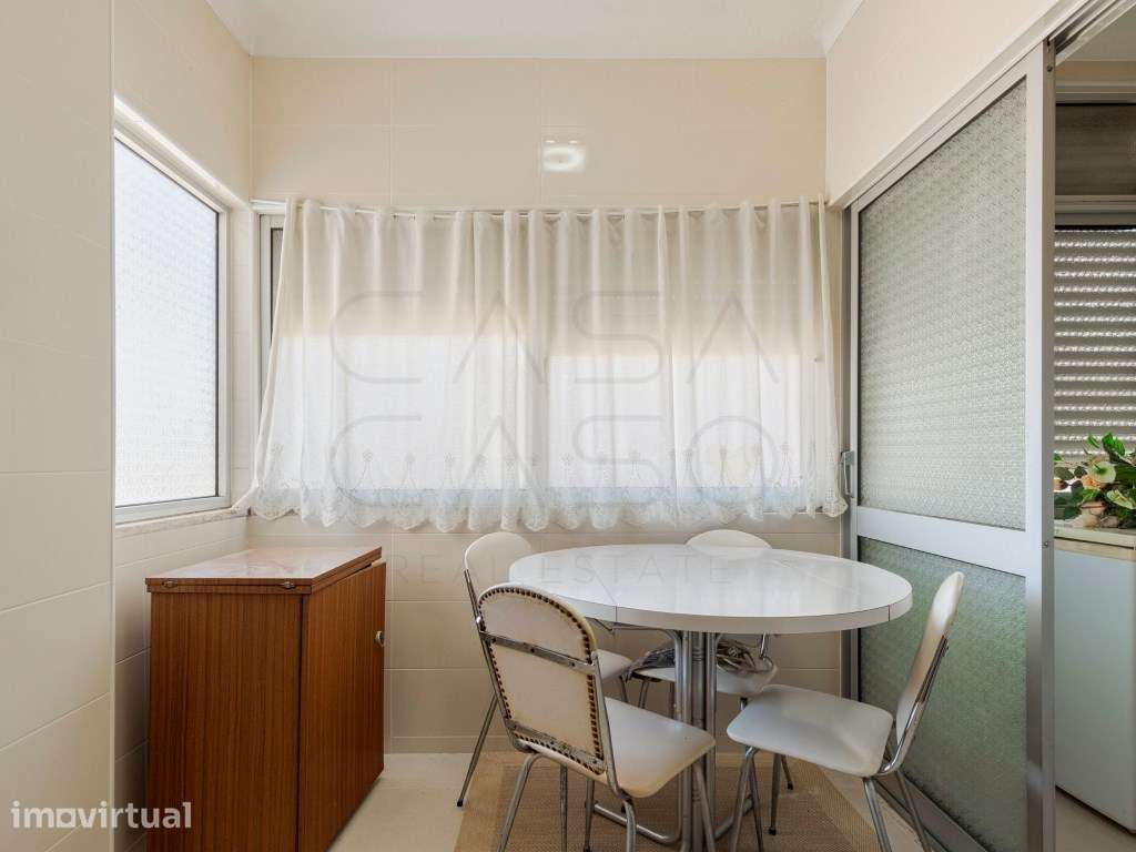 Apartamento T3 na Quintinha, Castelo - Sesimbra | Cozinha remodelada - Grande imagem: 4/25
