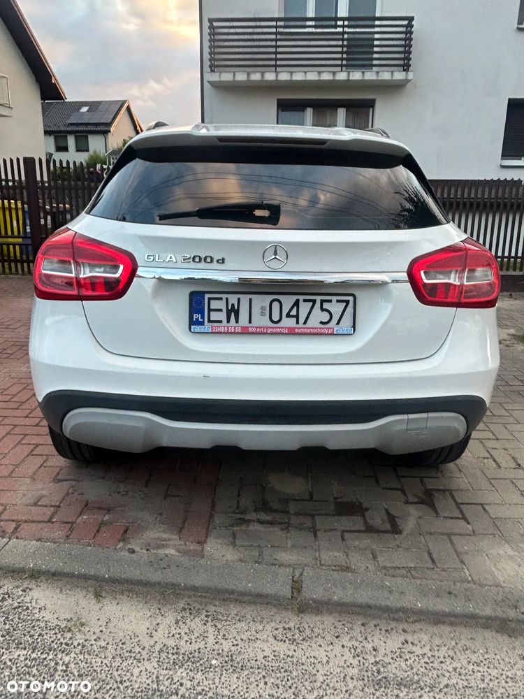 Mercedes-Benz GLA 200 d 7G-DCT - 4