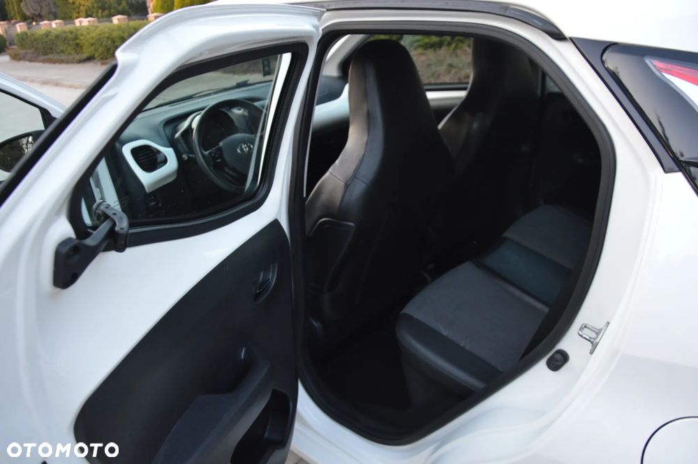 Toyota Aygo x mit x-business Paket - 15