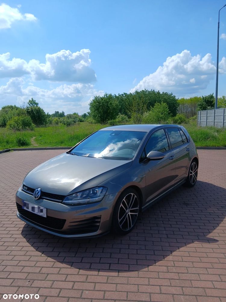 Volkswagen Golf - 1