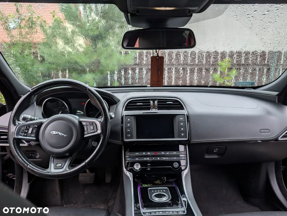 Jaguar XE 2.0 D R-Sport - 7