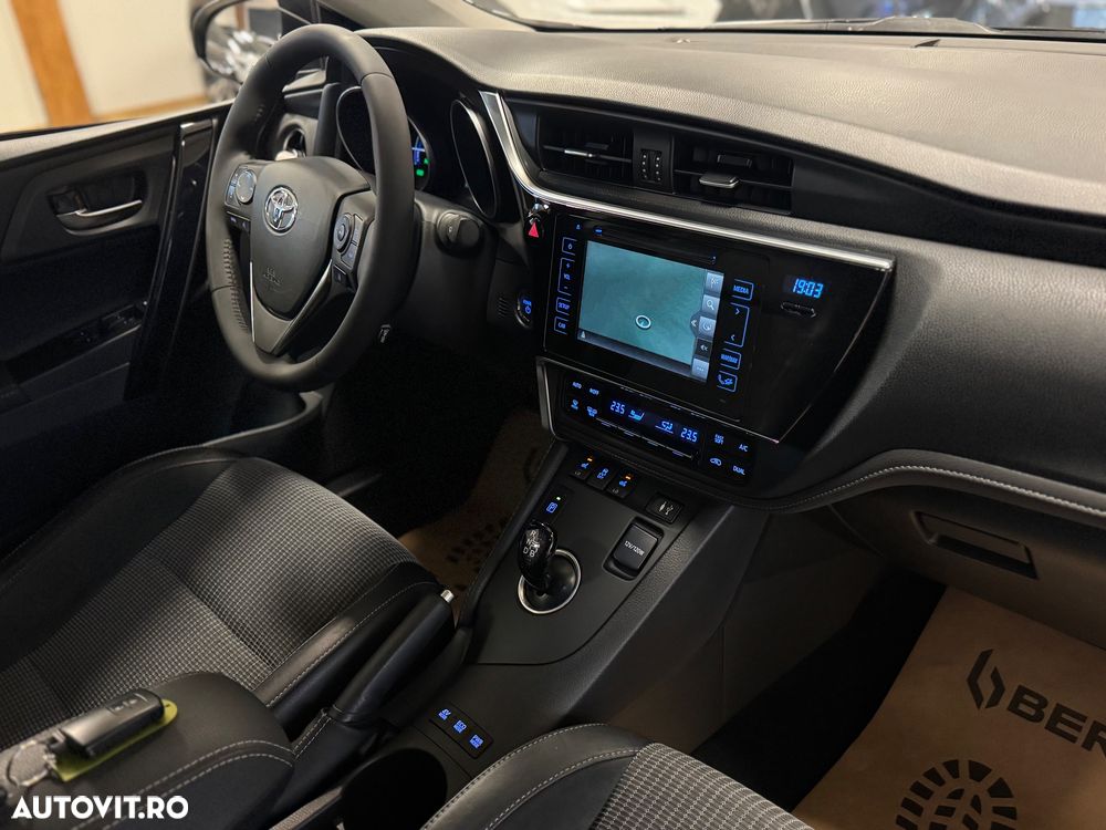 Toyota Auris 1.8 L VVT-i HSD Sol + - 25