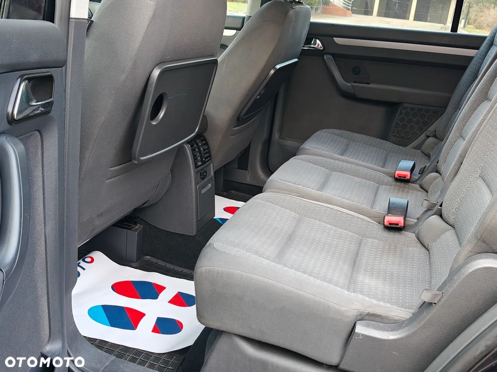 Volkswagen Touran 2.0 FSI Highline - 11