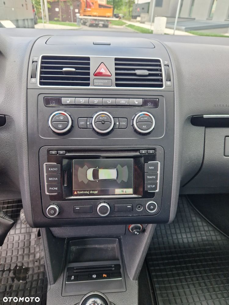 Volkswagen Touran - 12