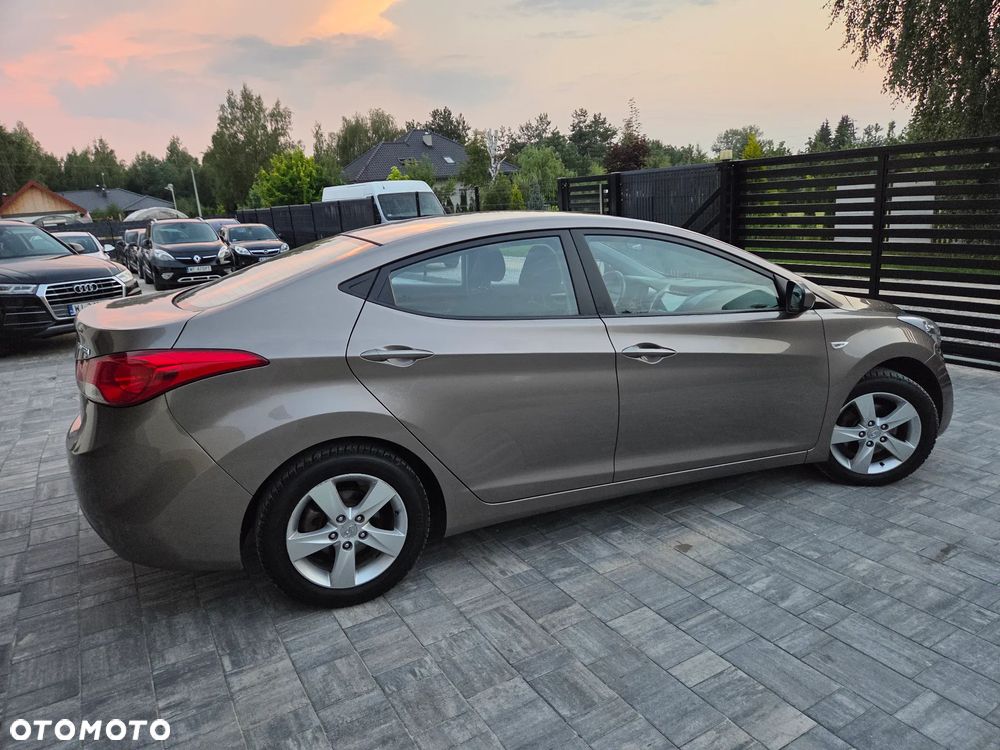 Hyundai Elantra 1.6 Comfort - 8