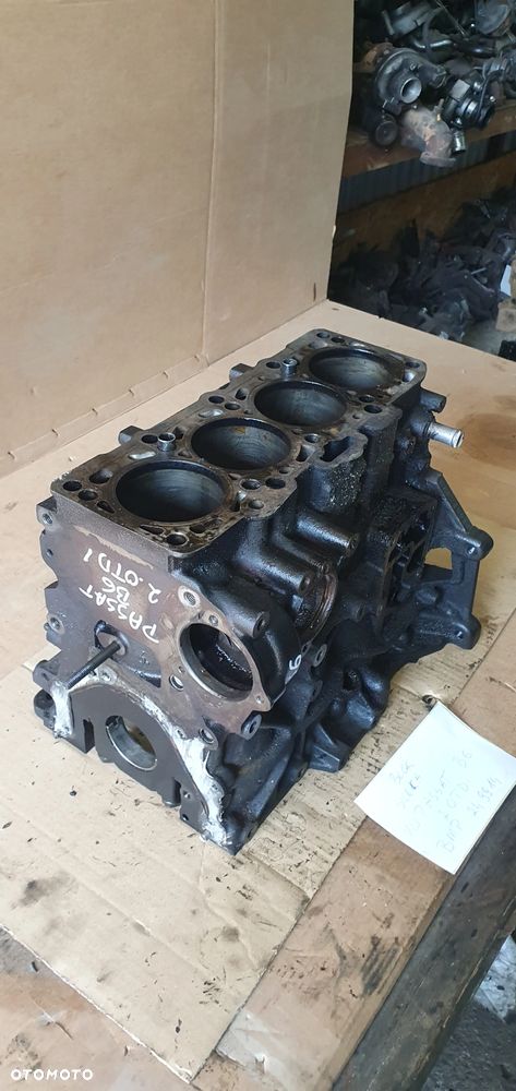 Silnik blok silnika słupek dół VW Passat B6 2.0 TDI BMP 03G103021R - 3