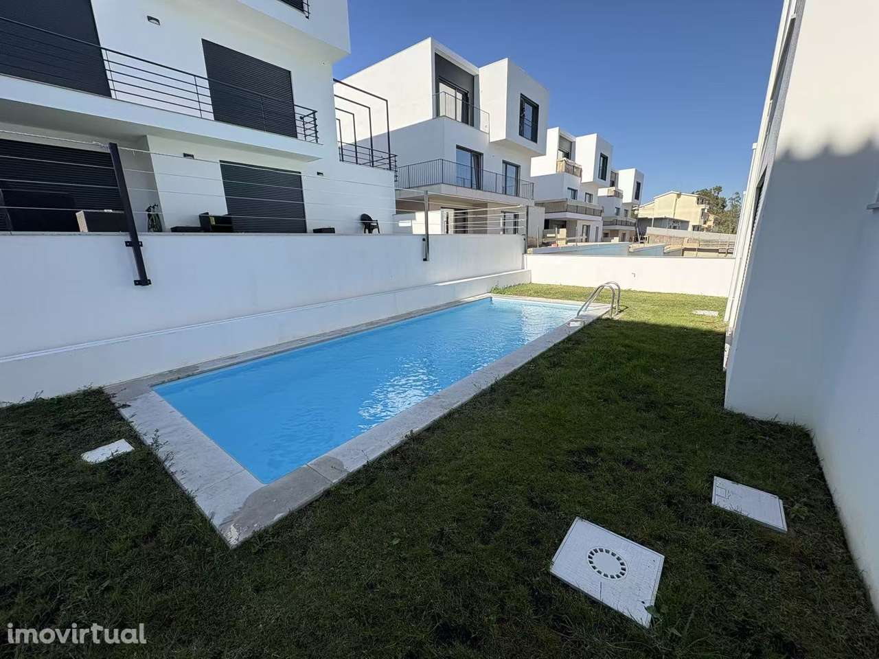 Moradias T3 com jardim e piscina em Sintra parqueamento para 2 carros - Grande imagem: 2/13