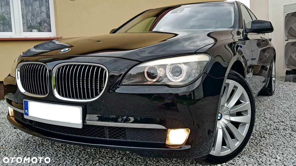 BMW Seria 7 750i - 8