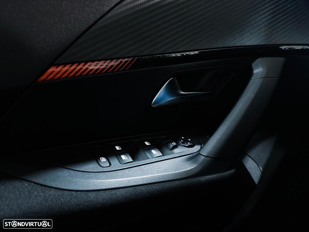 Peugeot 2008 1.2 PureTech Allure EAT8 - 27