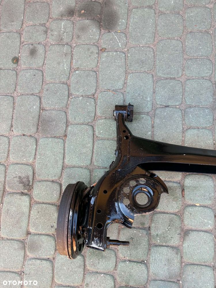 Tylna belka toyota yaris 1 yaris 1 verso Bębny ABS Orginał bez rdzy super stan import italy - 3