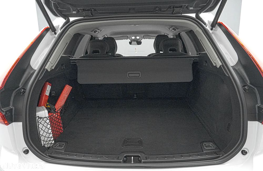 Volvo XC 60 B4 MHEV AT8 AWD Momentum Pro - 25