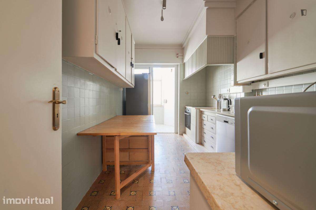 Quarto - localizado em São Sebastião Lisbon - Grande imagem: 2/28