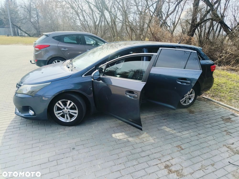Toyota Avensis Combi 2.0 D-4D Comfort - 1
