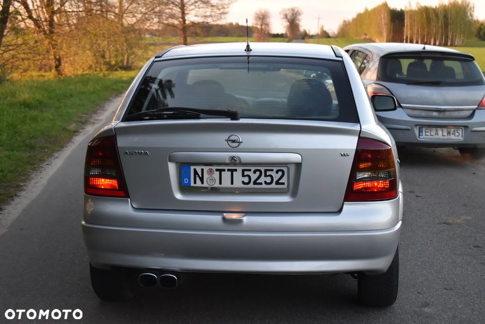 Opel Astra 1.6 NJoy - 9