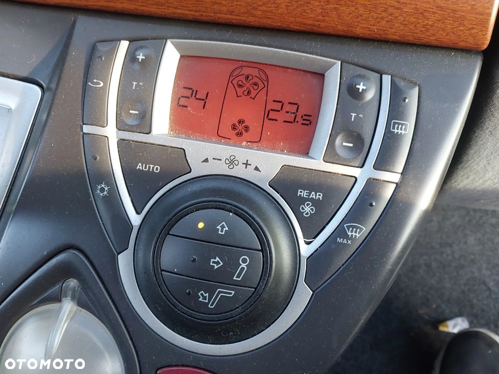 Citroen C8 Peugeot 807 silnik kompletny 2.0 16v Benzyna EW10A RFJ 103 kW 140 KM kolektor przepustnica cewka pompa alternator sprężarka skrzynia biegów AUTOMAT drzwi klapa maska zderzak lusterko listwa przesuwne boczne klamka zamek rolka mikrostyk blenda pas konsola schowek boczek drzwi fotel obrotowy fotele podsufitka panel sterownik wyświetlacz moduł szyba poduszka kierownica manetki zwijak radio mechanizm wydech tłumik mcperson zacisk hamulcowy lampa felga R16 hak holowniczy odpinany zbiorniczek rura przewód dekory drewno wyświetlacz NA CZĘŚCI WSZYSTKIE CZĘŚCI - 29