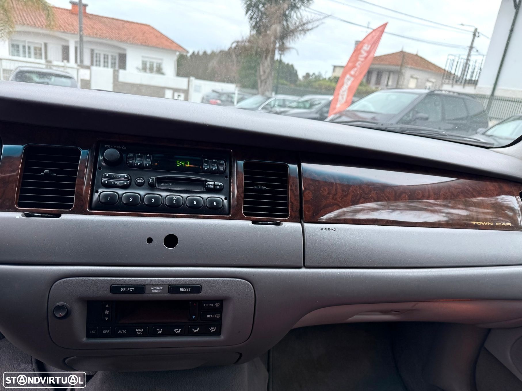 Lincoln Town Car - 20