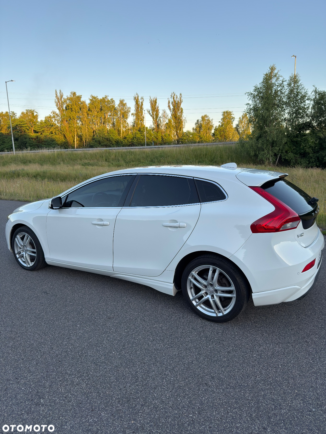 Volvo V40 T3 R-Design - 3