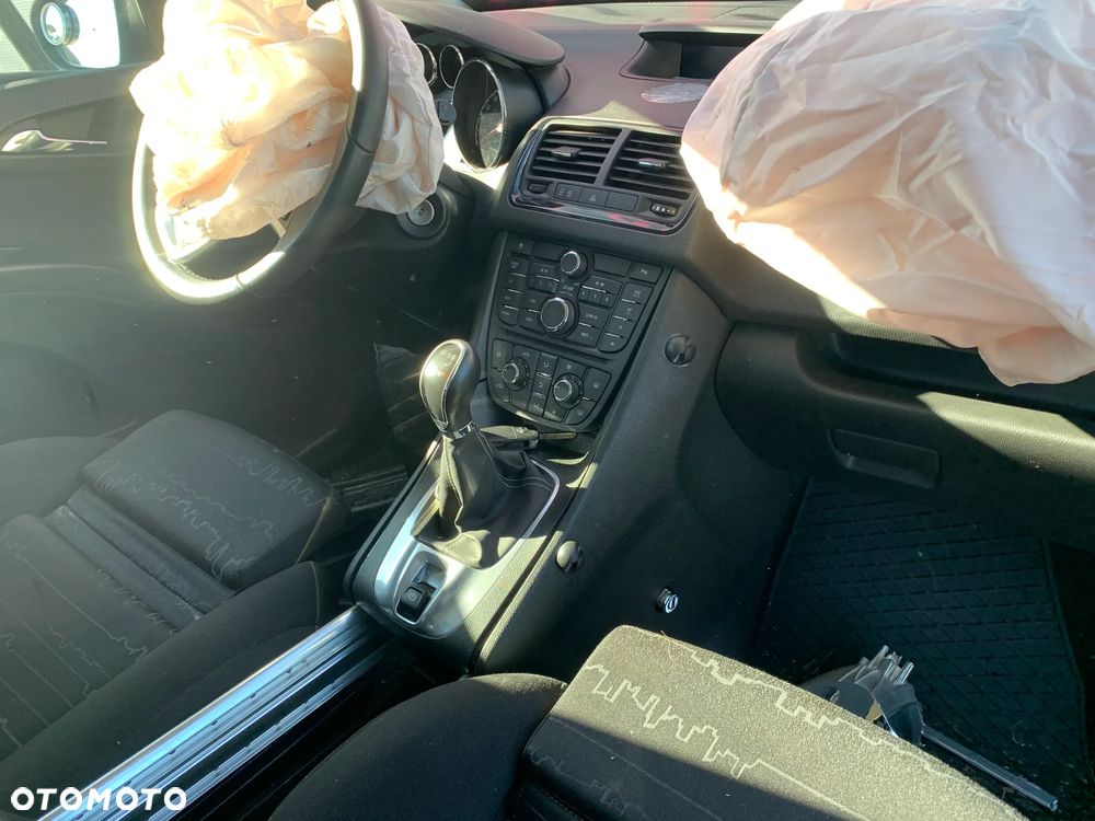 OPEL MERIVA 2015 *SAMOCHÓD NA CZĘŚCI* 4103  MASKA, LAMPA, DRZWI, LUSTERKO, ZDERZAK, GRILL, BŁOTNIK, KLAPA, BELKA, DESKA, FOTELE, KANAPA, ĆWIARTKA KIEROWNICA, TARCZE, ZACISKI, ZAWIESZENIE, KOMPLETNY PRZÓD, KOMPLETNY TYŁ, LICZNIK, ZEGARY, PRAWE LEWE PRZÓD TYŁ KOD LAKIERU GJM - 8
