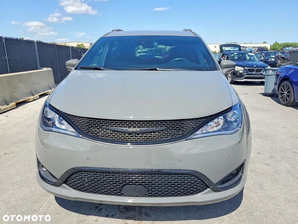 Chrysler Pacifica - 5
