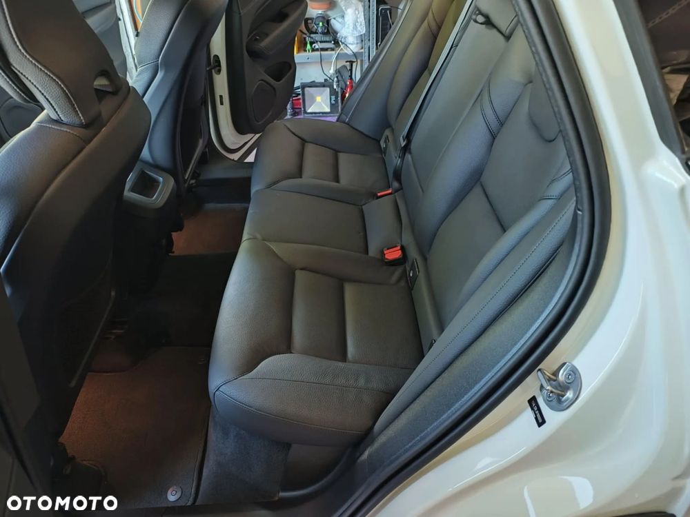 Volvo XC 60 B5 B AWD Plus Dark - 14