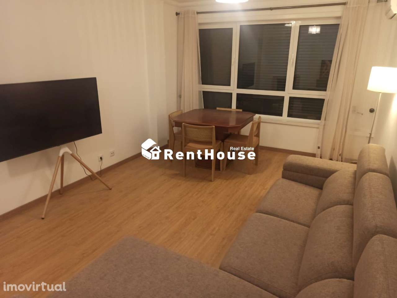 T2 de Luxo Remodelado e Mobilado | Zona Premium junto ao Hospital - Grande imagem: 4/24