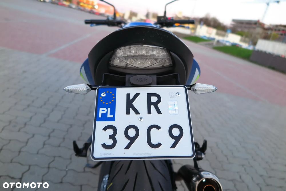 Suzuki GSX - 21