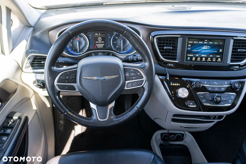 Chrysler Pacifica - 16