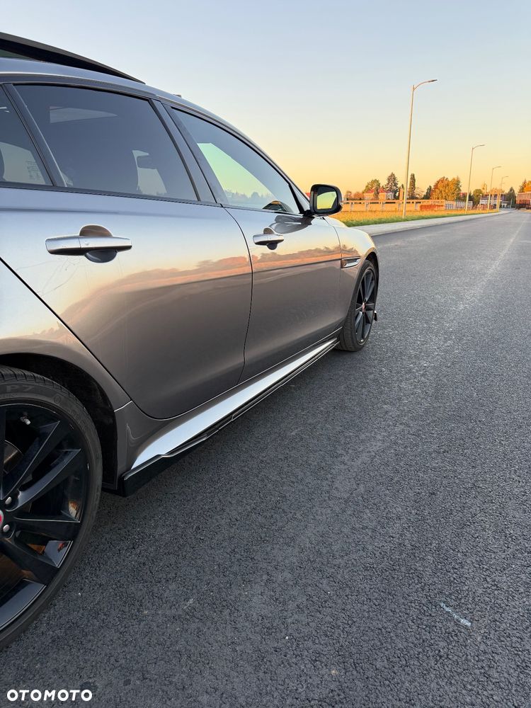 Jaguar XE 2.0 P300 AWD R-Dynamic HSE - 9