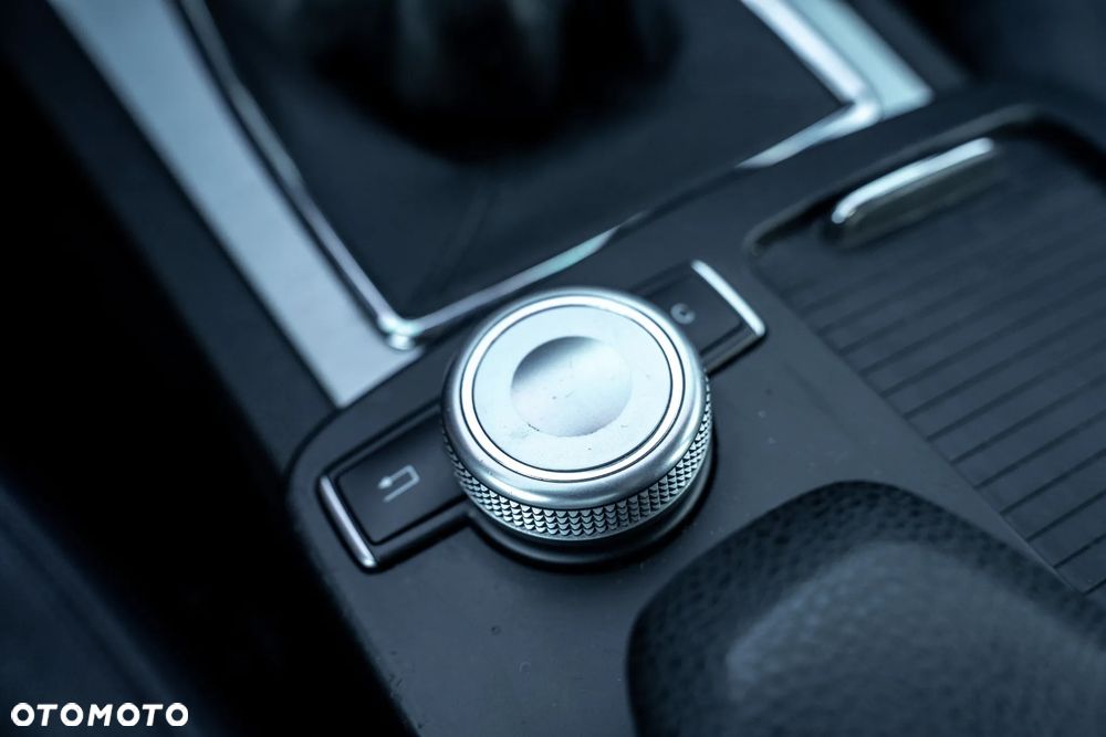 Mercedes-Benz Klasa C 180 CGI BlueEFFICIENCY Avantgarde - 34