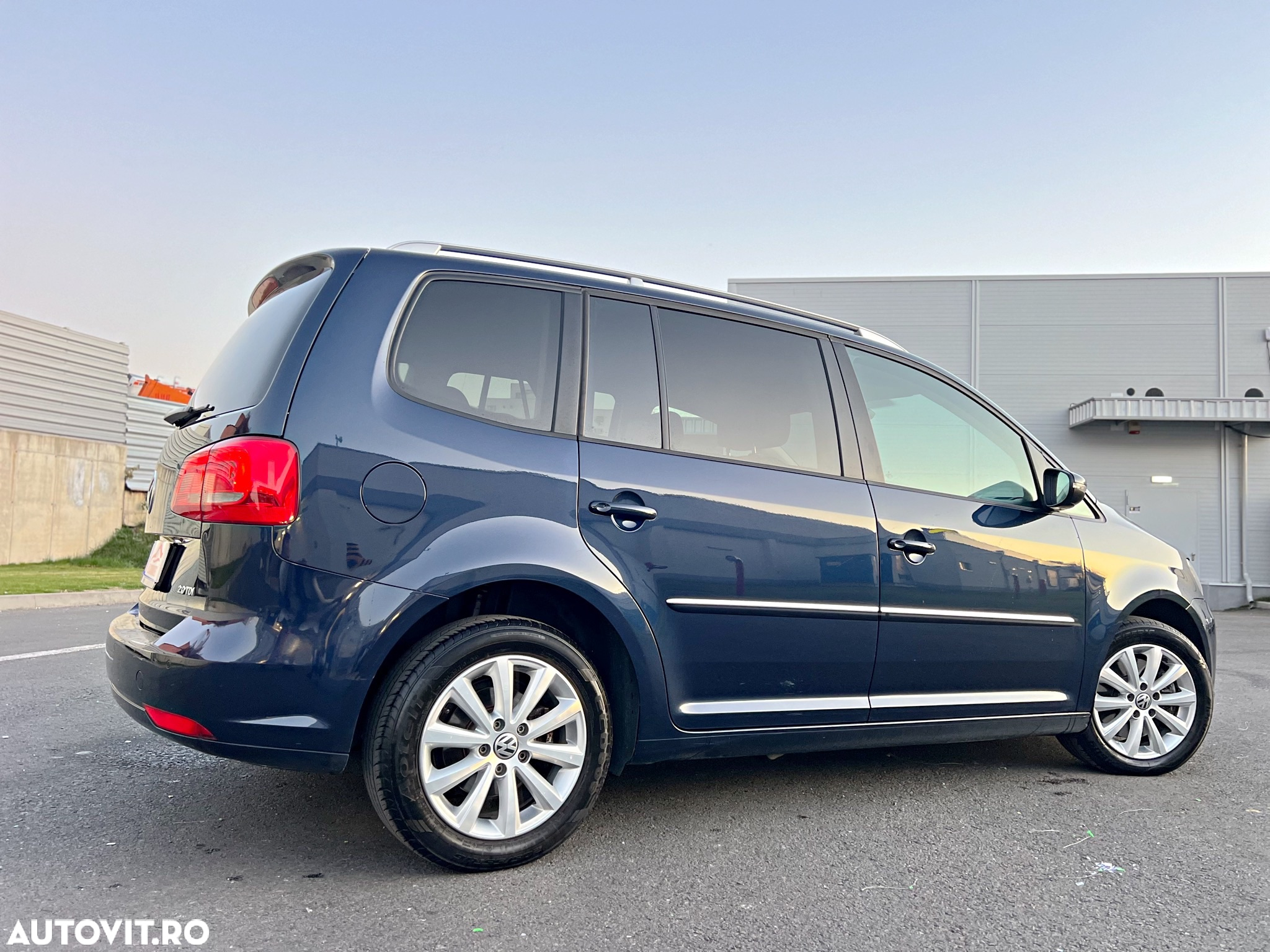 Volkswagen Touran 2.0 TDI DPF BlueMotion Technology DSG Highline - 16