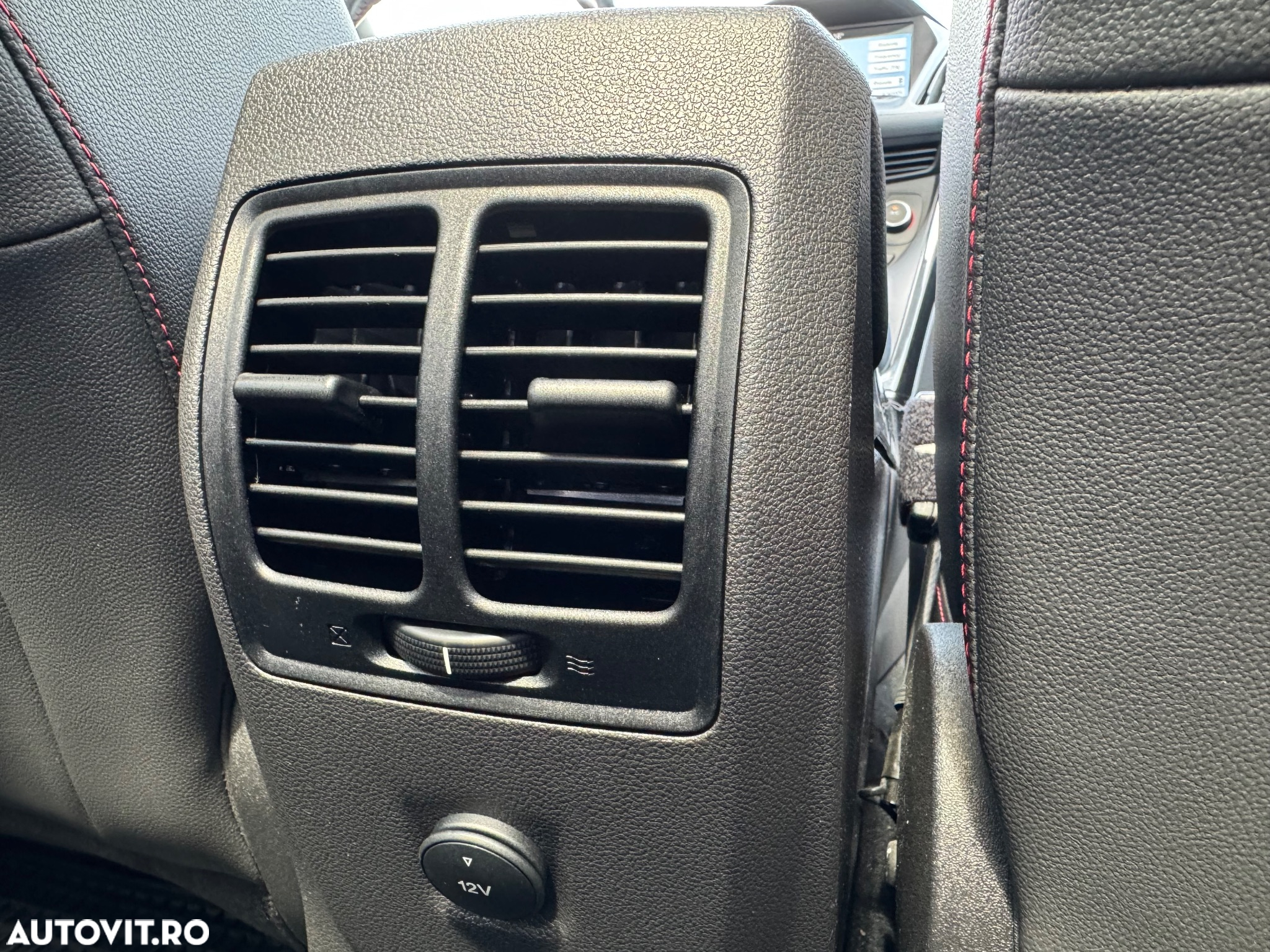 Ford Kuga 2.0 TDCi 4WD Powershift ST-Line - 24