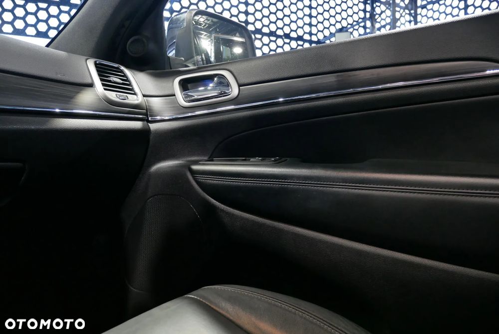 Jeep Grand Cherokee - 27