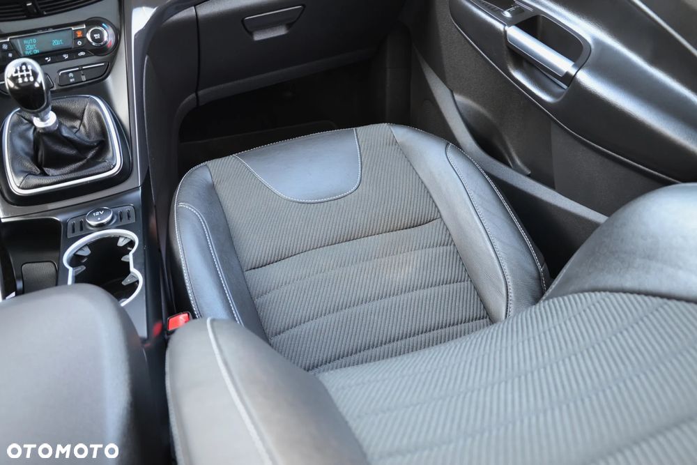 Ford Kuga 2.0 TDCi FWD Titanium - 27