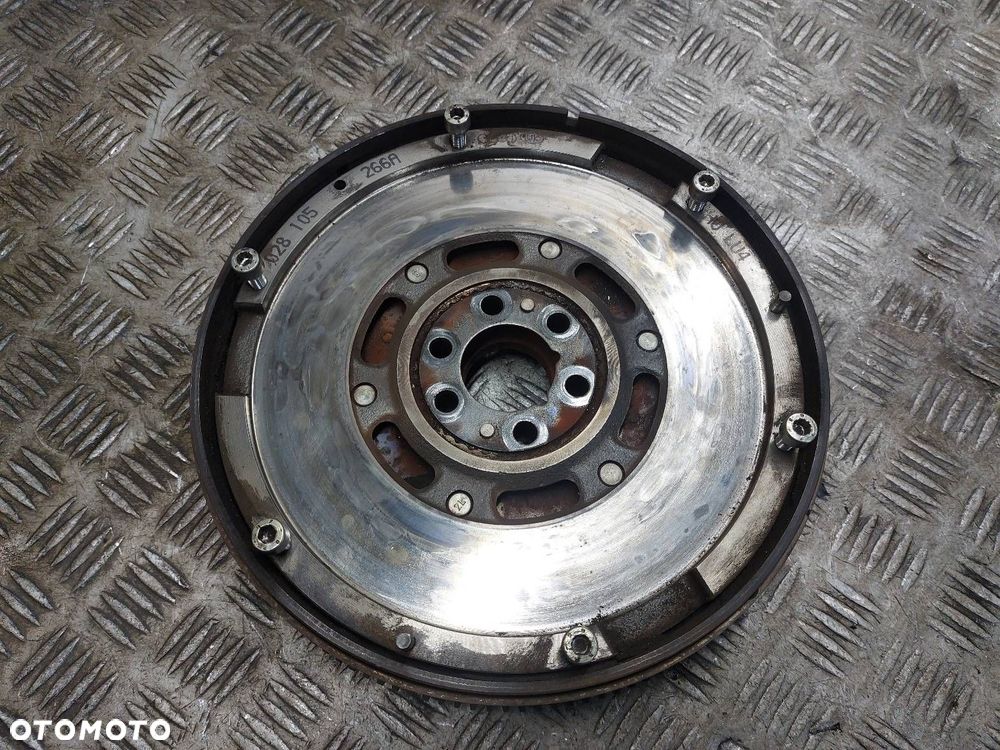 KOŁO DWUMASOWE VOLKSWAGEN PASSAT B5 1.9 TDI 028105266A - 1