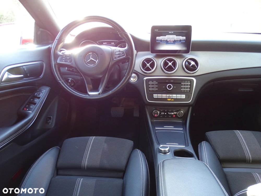 Mercedes-Benz CLA 180 7G-DCT Urban - 37
