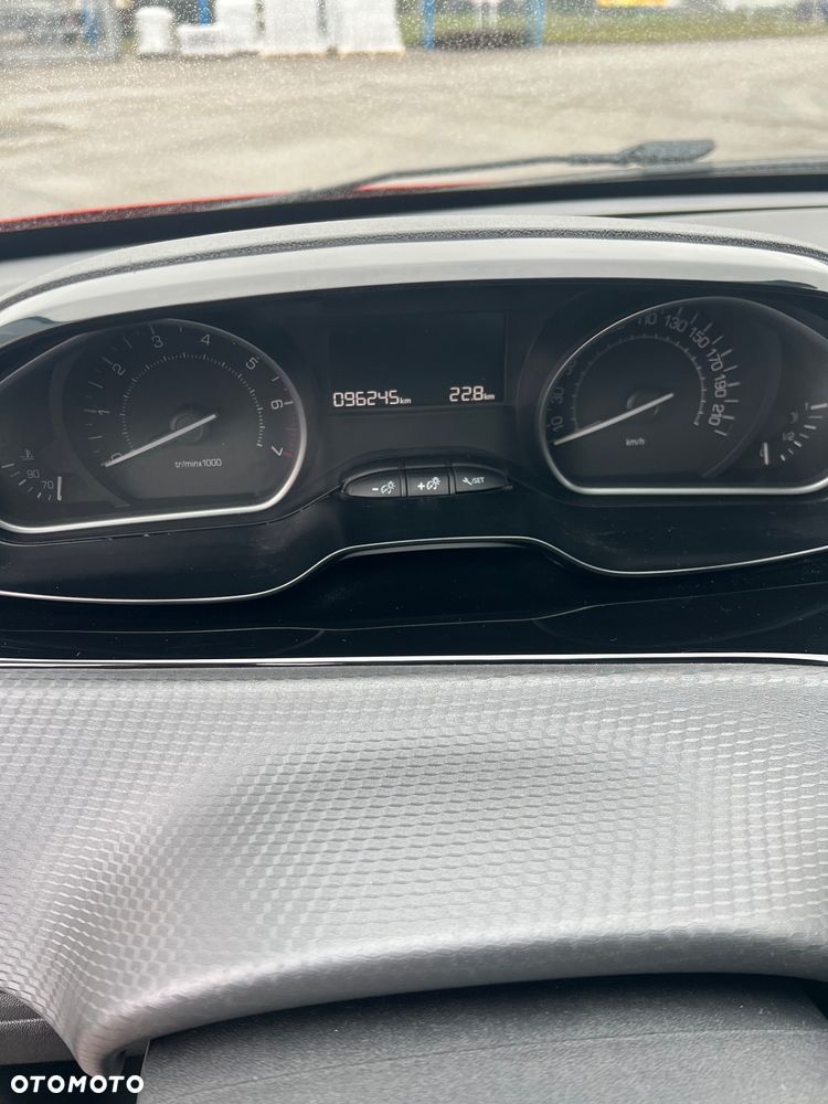 Peugeot 208 - 13
