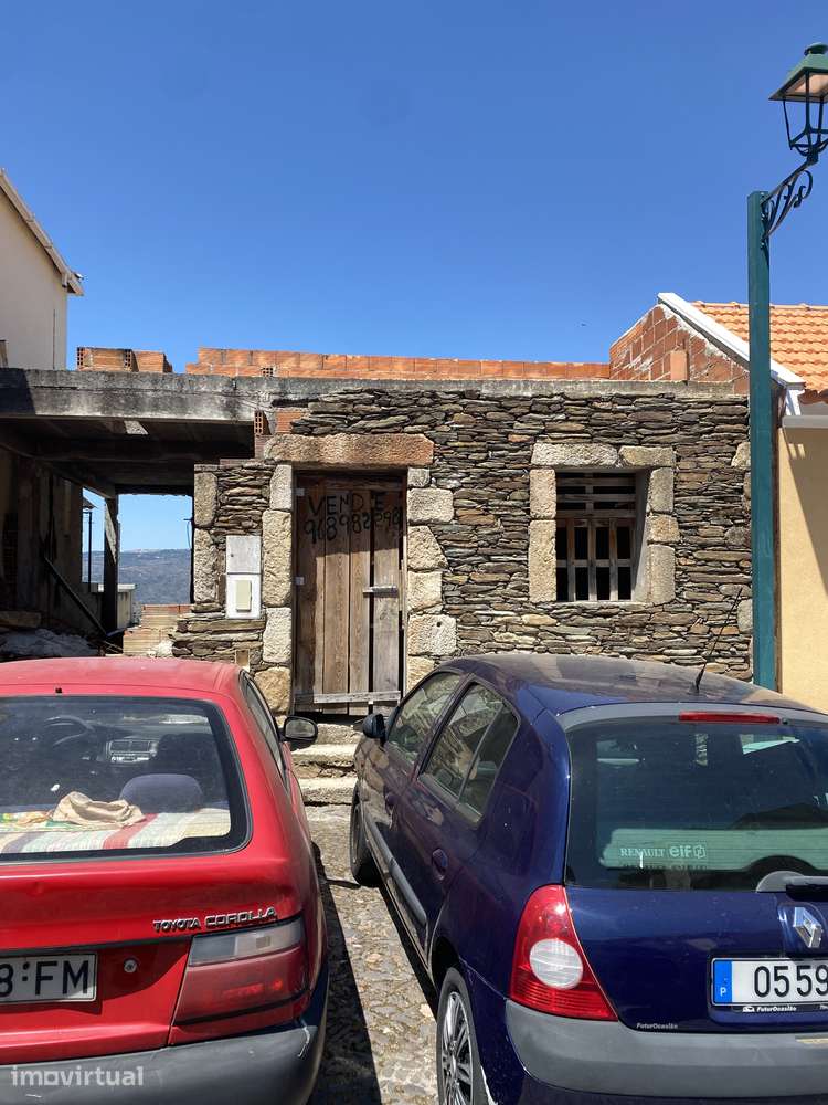 Moradia histórica para reabilitação no castelo de Torre de Moncorvo - Grande imagem: 4/8