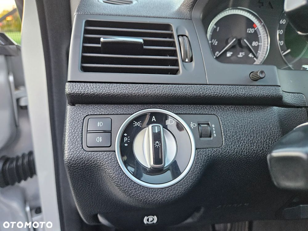 Mercedes-Benz Klasa C 200 CGI BlueEFFICIENCY Elegance - 21