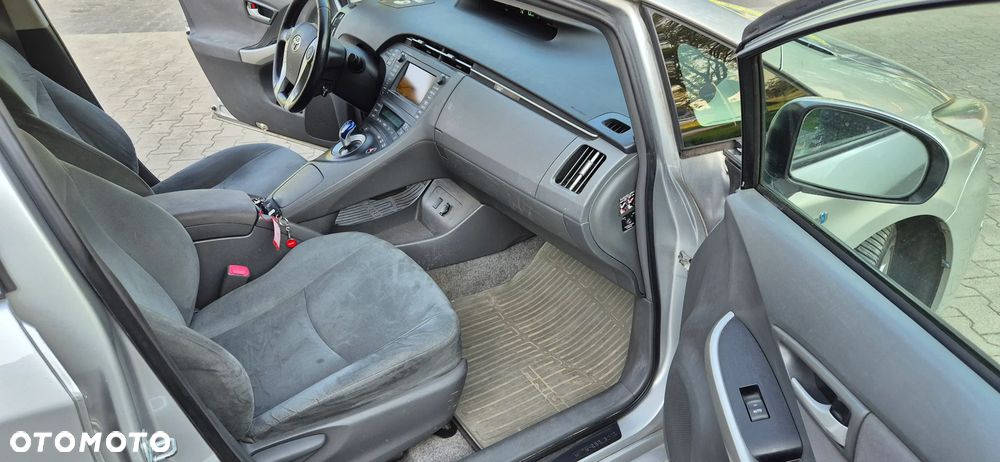 Toyota Prius (Hybrid) Life - 16